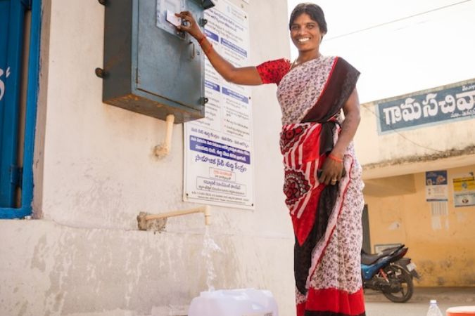 woman-collecting-water